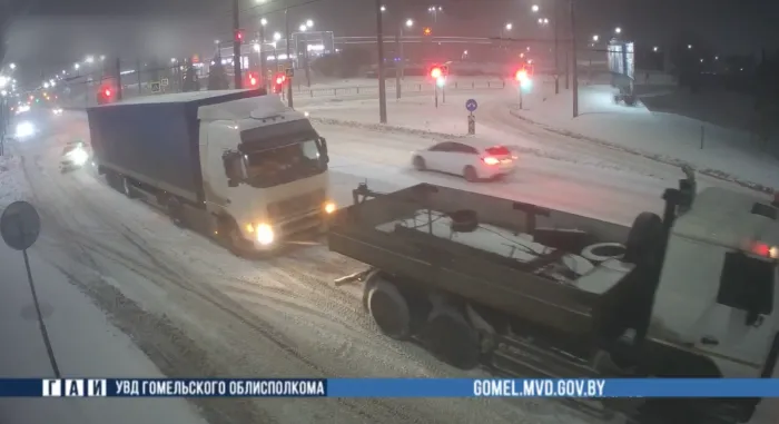 В Гомеле инспекторы ДПС оперативно помогли водителю неисправного грузового автомобиля
